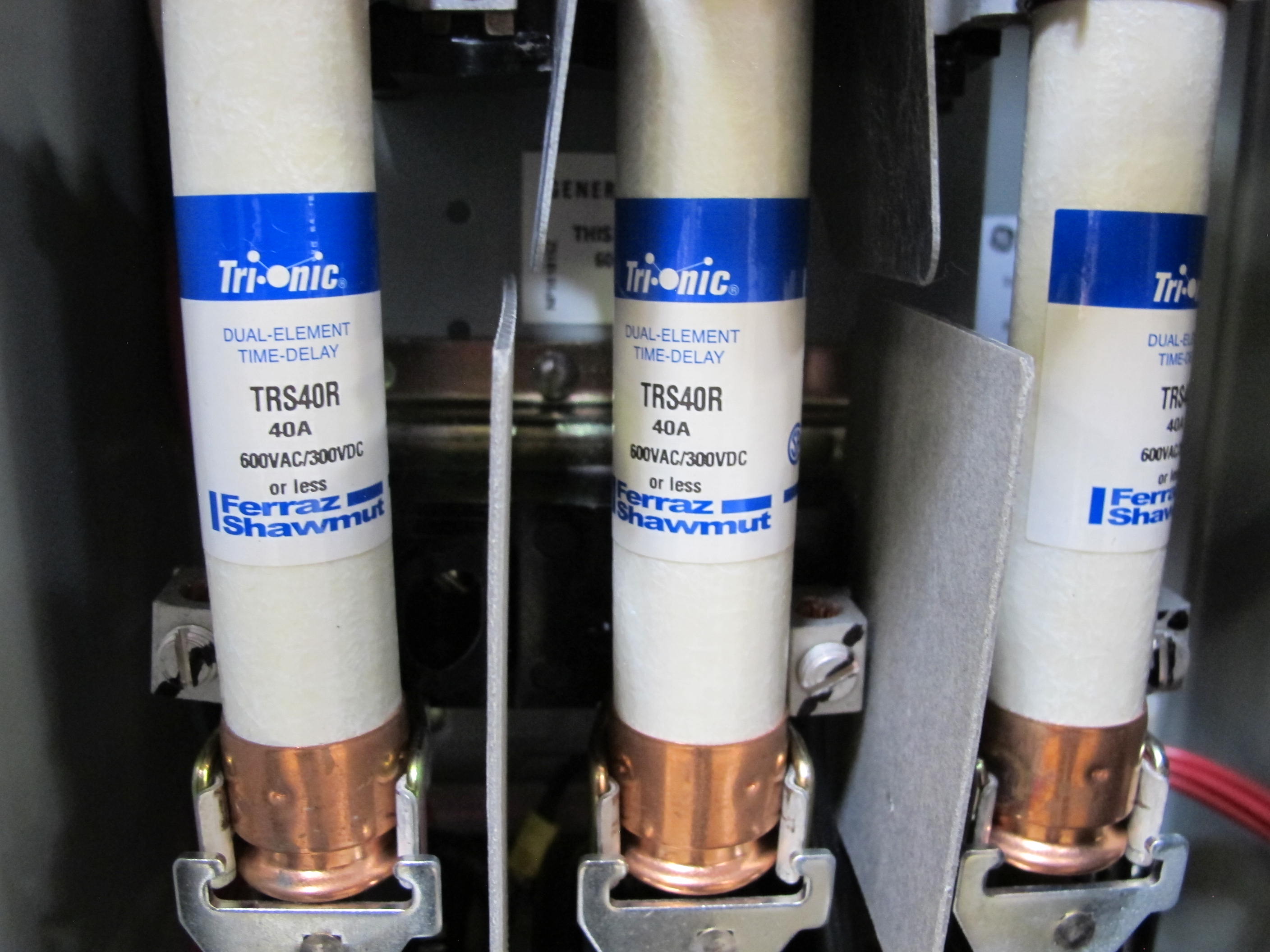 GE 300 LINE-CONTROL COMBINATION MOTOR CONTROLLER, RAINPROOF ENCLOSURE, MO# MTSJ800, 600 VAC, NEMA 2. LOADING & HANDLING FEE $15-4041